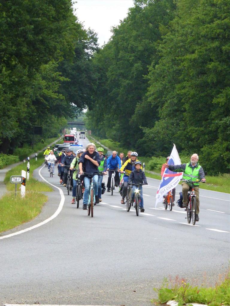 Hechthausen Fahrradkonvoi auf dem Weg zur Brücke